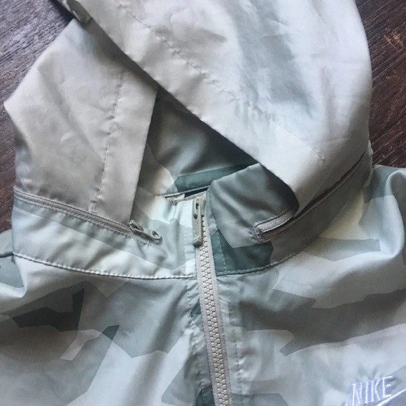 Nike Windbreaker - Picture 2 of 4